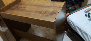 Escritorio de madera con silla de cuero negra