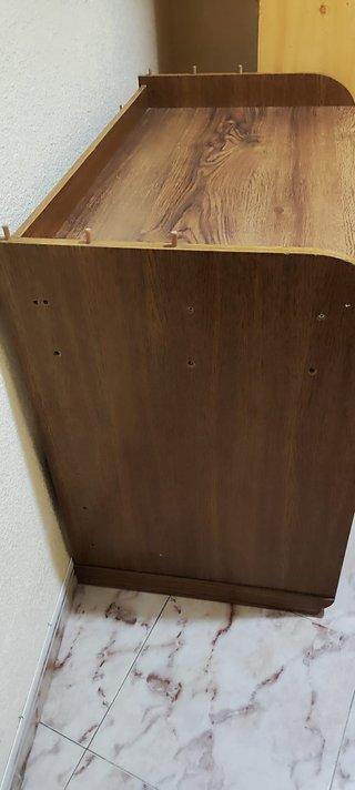 Escritorio de madera con silla de cuero negra