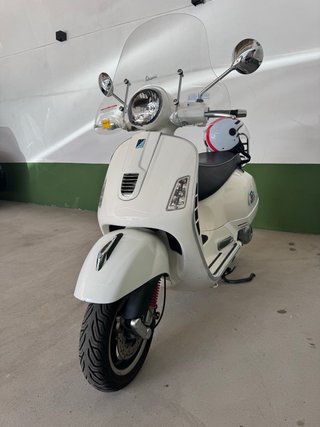 Vespa GTS 300 Blanca