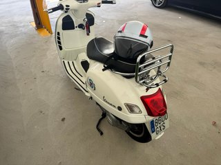Vespa GTS 300 Blanca