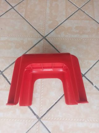 Banco de plástico rojo