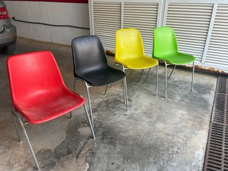 Sillas apilables de colores