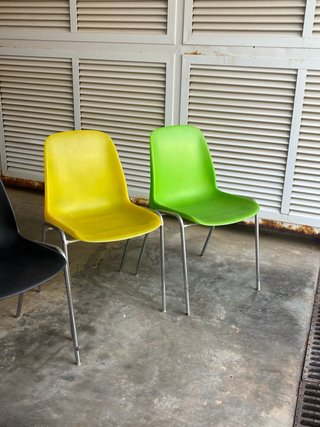 Sillas apilables de colores