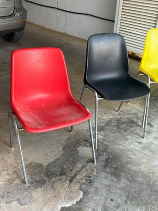 Sillas apilables de colores