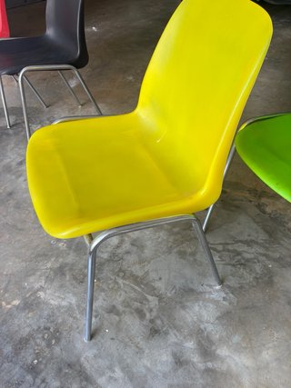 Sillas apilables de colores