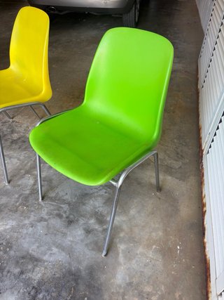 Sillas apilables de colores