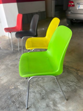 Sillas apilables de colores