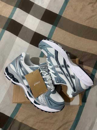 Zapatillas Asics Plata y Blanco
