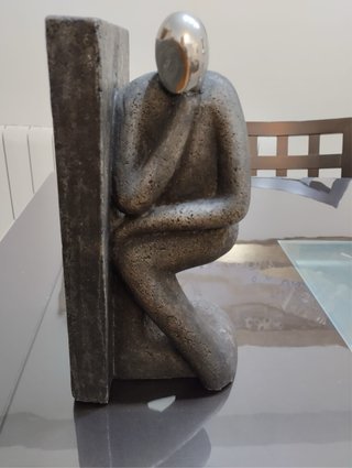 Pareja Sujeta Libros Escultura Moderna