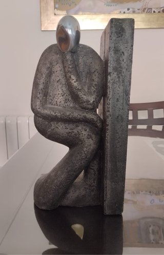 Pareja Sujeta Libros Escultura Moderna