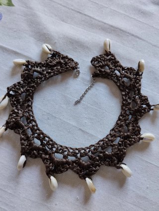 Choker rafia con conchiglie