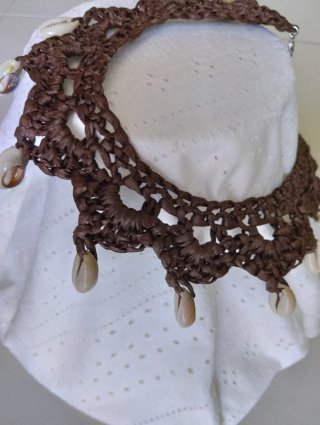 Choker rafia con conchiglie