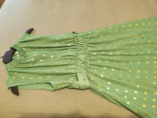 Vestido verde cuello halter con topos dorados