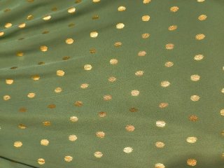 Vestido verde cuello halter con topos dorados
