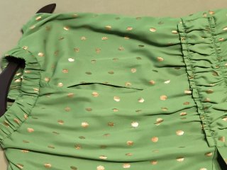 Vestido verde cuello halter con topos dorados