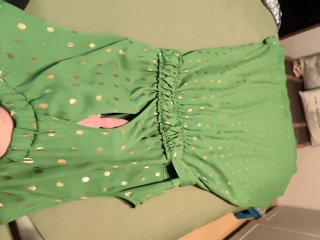 Vestido verde cuello halter con topos dorados