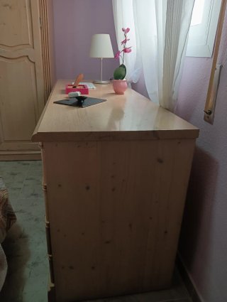 Escritorio y estantería de madera