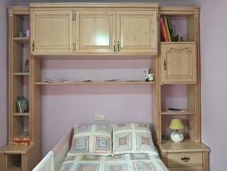Escritorio y estantería de madera