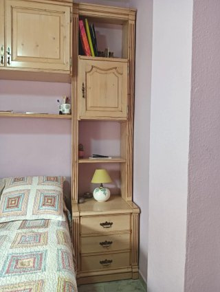 Escritorio y estantería de madera