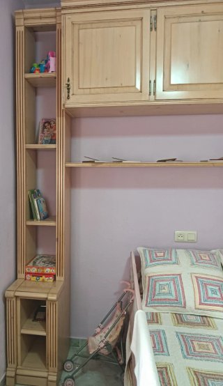 Escritorio y estantería de madera