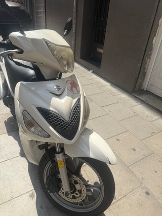Suzuki Scooter Blanca