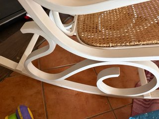 Mecedora blanca de madera y mimbre