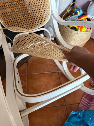 Mecedora blanca de madera y mimbre