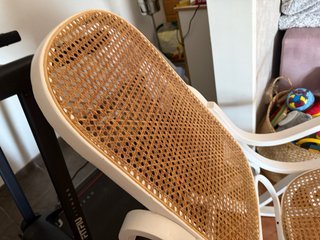Mecedora blanca de madera y mimbre