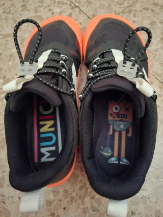 Deportivas Munich Negras y Naranja