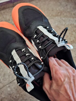 Deportivas Munich Negras y Naranja