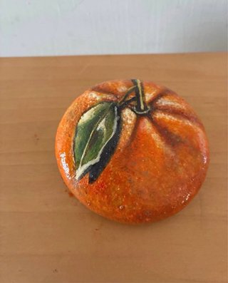 Sasso dipinto a mano: Arancia