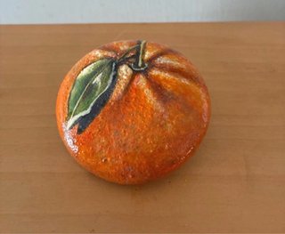 Sasso dipinto a mano: Arancia