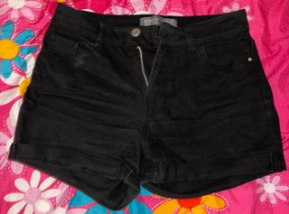 Pantalones vaqueros negros cortos
