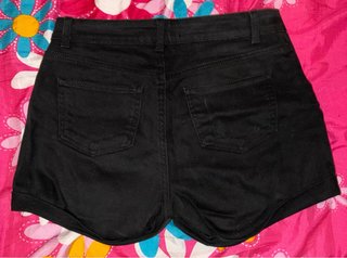Pantalones vaqueros negros cortos