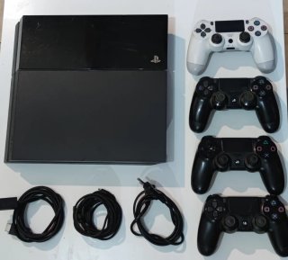 PS4 (PlayStation 4) con 4 controller