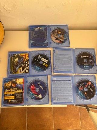 PS4 + 2 controller + 5 giochi PS4 + custodie per controller