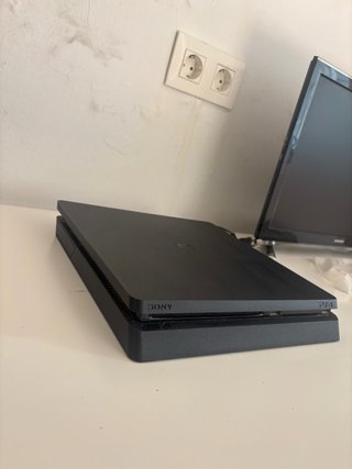 PS4 + 2 controller + 5 giochi PS4 + custodie per controller