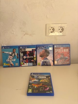 PS4 + 2 controller + 5 giochi PS4 + custodie per controller