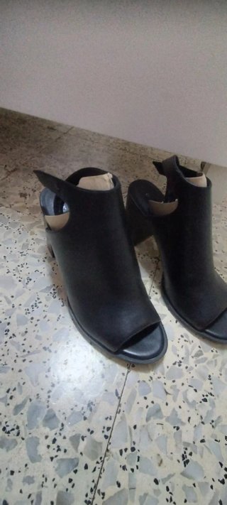 Botín tacón negro