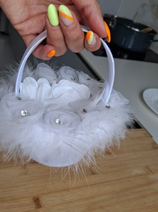 Cesta de boda con flores y plumas