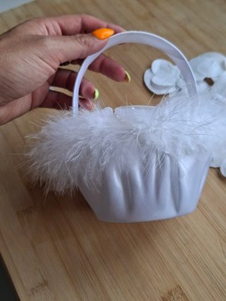 Cesta de boda con flores y plumas