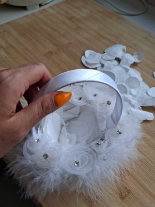 Cesta de boda con flores y plumas