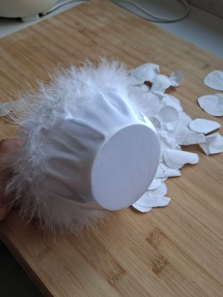 Cesta de boda con flores y plumas