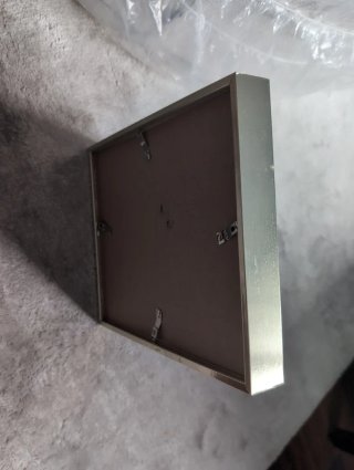 Marco de pared dorado con cristal