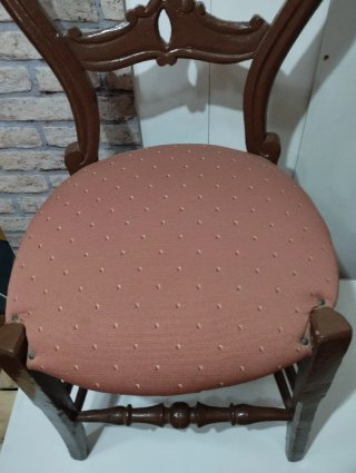 Silla antigua estilo Isabelino Madera y Tela