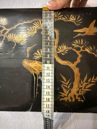 Antica scatola giapponese con gru e pino