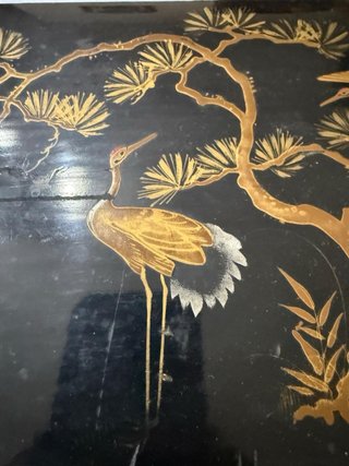 Antica scatola giapponese con gru e pino