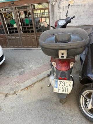 Piaggio Scooter Rojo y Negro