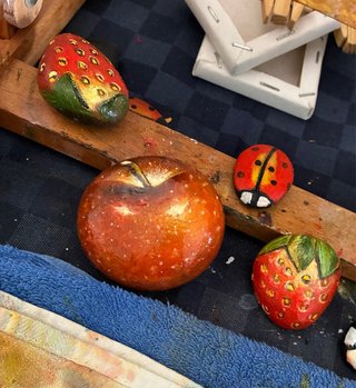 Mela sasso di mare dipinta a mano