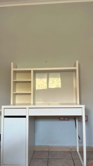 Escritorio blanco con estantería